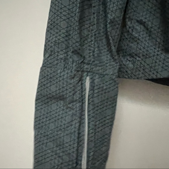 Bench jacket NWT lightweight foldable hood fitted blue triangle contemporary - Picture 8 of 8